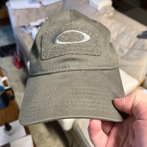 Two Oakley SI Fitted Baseball Caps - Picture 5 of 6